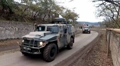 Азербайджанские военные передвигаются по Карабаху под конвоем российских бойцов