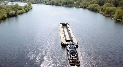 Der russische Flusstransport „lief auf Grund“