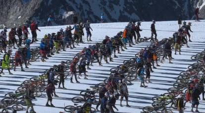 Published video of the massive fall of cyclists in the Alps