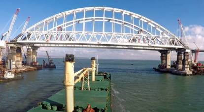Les experts prévoient un voyage de navires de l'OTAN sous le pont de Crimée. C'est possible?