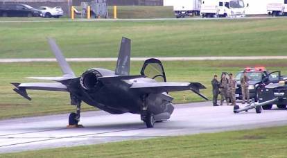 מטוס קרב של חיל האוויר האמריקני תקוע על נתיב מונית עם עמוד A שבור