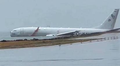 Американские водолазы обследуют недавно упавший в воду самолет-разведчик P-8A Poseidon
