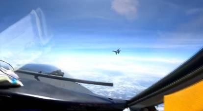 „Túl agresszív manőver”: Kínai J-16-os vadászgép „levágta” az amerikai Boeing RC-135-öt
