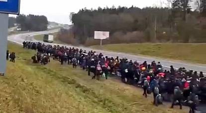 Belarus'tan çekimler: göçmen kalabalığı Polonya yönünde hareket ediyor, Varşova savaşa hazır olduğunu duyurdu