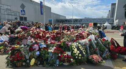 Birçok ülkeden diplomatlar Çiğdem yakınındaki anıta çiçek bıraktı