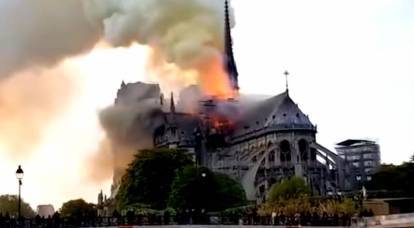 पेरिस में, नोट्रे डेम कैथेड्रल जल गया और इमारत ढह गई