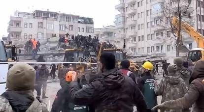 Турецкий эксперт: Под завалами домов могут находиться около 180 тыс. жертв землетрясения