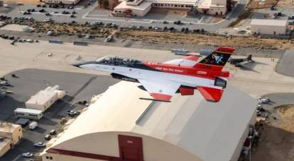 В США провели воздушный бой роботизированного самолета и F-16, который пилотировал человек