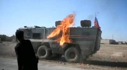 シリアでロシアのパトロール隊に火炎瓶投げられる