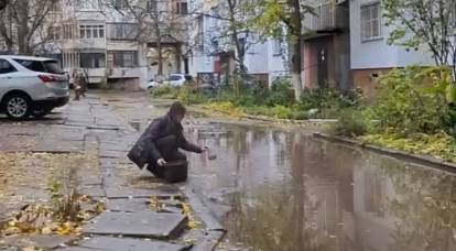 Residents who refused to evacuate from Kherson are forced to draw water from puddles