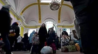 가방, 기차역, 키예프: 우크라이나 난민들이 유럽에서 추방되고 있습니다.