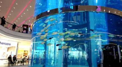 一个大型水族馆在大都会购物中心泄漏