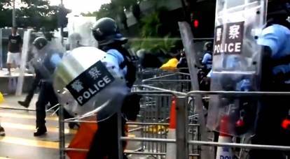 Hong Kong'da isyanlar: Sakinleri şehir parlamentosuna saldırıyor