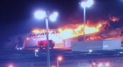 В аэропорту Токио пассажирский лайнер столкнулся с самолетом береговой охраны
