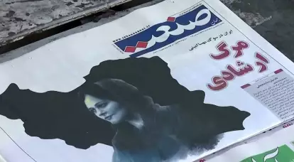Der Iran wurde von Unruhen überrollt: Männer reißen Porträts von Ayatollahs herunter, Frauen tragen Hidschabs