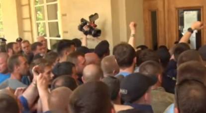 Nacionalistas invadiram o gabinete do prefeito de Lviv