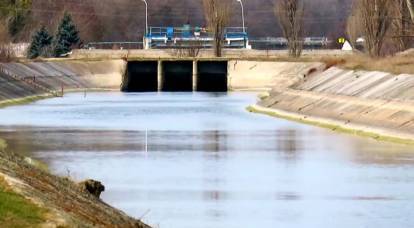 Wasser, das den Damm des Nordkrimkanals durchbricht, ist gefährlich