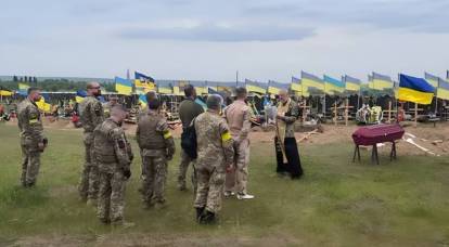 肩上扛着棺材的假期：乌克兰如何庆祝独立32周年