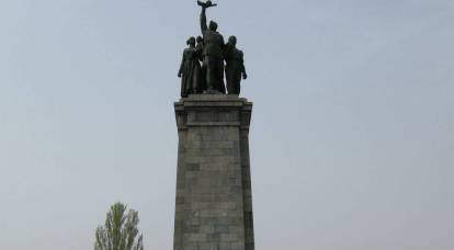 Жители Болгарии не дали людям с украинскими флагами прорваться к памятнику воинам Советской Армии