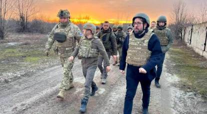 I russi hanno ridicolizzato la foto di Zelensky con un giubbotto antiproiettile, che ha visitato il fronte
