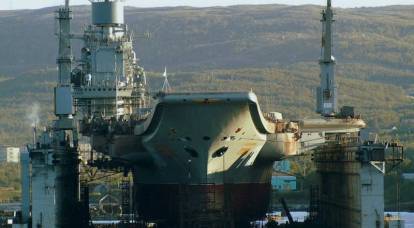 Cruzeiro de transporte de aeronaves "Admiral Kuznetsov" queima em Murmansk