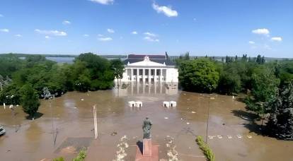 أعلن عمدة نوفا كاخوفكا عن فيضان المدينة ، وتم إدخال وضع الطوارئ