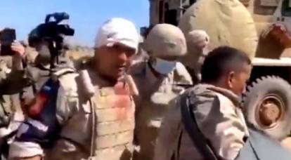 기둥 훼손 : 시리아에서 부상당한 러시아 군인들이 비디오에 잡혔습니다.