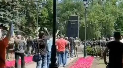 Украинские нацисты снесли памятник Жукову в Харькове