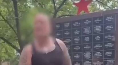 Il nazista tedesco ha urinato su un memoriale sovietico nella città di Werneuchen, nel Brandeburgo