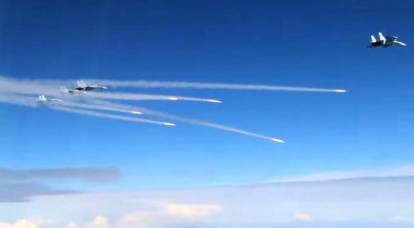 El lanzamiento simultáneo de ocho misiles desde el Su-30SM impresionó a los rusos