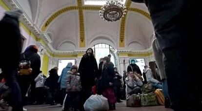 スーツケース、鉄道駅、キエフ: ヨーロッパから追放されているウクライナ難民