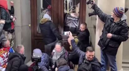 Помощь России: Вучич встретился с послом РФ на фоне беспорядков в Белграде