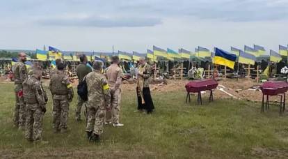 На Украине начали класть в гроб телефон для связи с погибшим военным