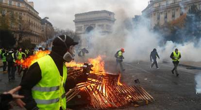 O comício "coletes amarelos" em Paris se transformou em tumultos