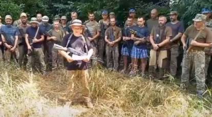 Soldados da 56ª brigada separada das Forças Armadas da Ucrânia em shorts gravaram um apelo a Zelensky