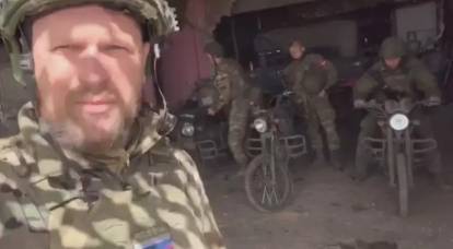 Personil militer Rusia berhasil melakukan serangan mendadak dengan sepeda motor