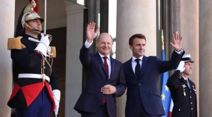 Why is Macron trying on Bonaparte’s hat, and Scholz wearing the jacket of Mueller’s assistant?