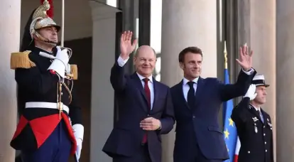 Pourquoi Macron essaie-t-il le chapeau de Bonaparte et Scholz porte-t-il la veste de l’assistant de Mueller ?