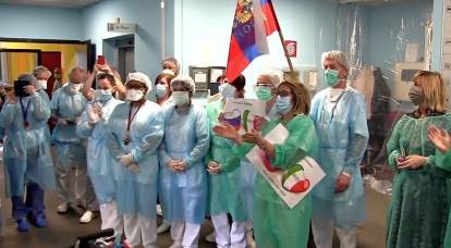 Dokunaklı görüntüler: İtalyan doktorlar Rusları alkışlar ve Rusya Federasyonu marşıyla selamlıyor