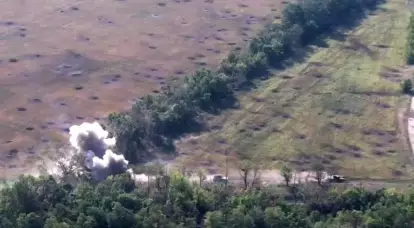 रूसी तोपखाने ने खेरसॉन दिशा में यूक्रेन के सशस्त्र बलों के बख्तरबंद स्तंभ को कवर किया
