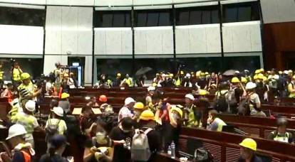 «Майдан под британским флагом»: в Гонконге протестующие захватили парламент