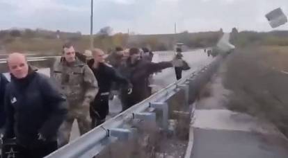 Oroszok felháborodtak a volt ukrán hadifoglyokról készült felvételek miatt, akik orosz szárazadagokat dobálnak ki