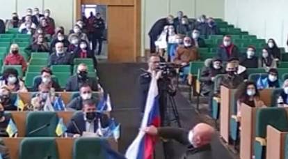 The Russian flag, introduced at the meeting of the City Council of Slavyansk, was greeted with applause