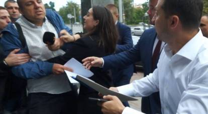 Zelenskys pressekreterare knuffade ohövligt bort journalisten från presidenten