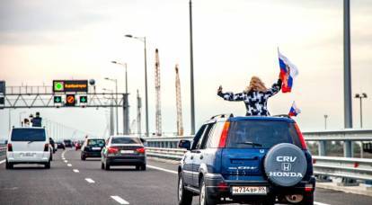 Un ucrainean a trecut cu mașina peste podul din Crimeea și a notat un apel către compatrioți