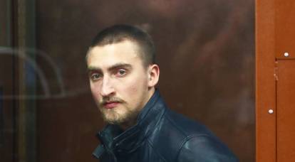 使警察的手脱臼的演员乌斯季诺夫被释放出狱