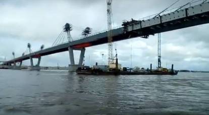 Russia and China docked parts of the bridge across the Amur
