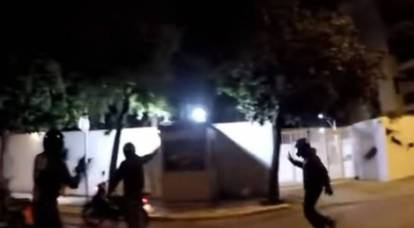 美国驻希腊大使馆的住所遭到无政府主义者的袭击
