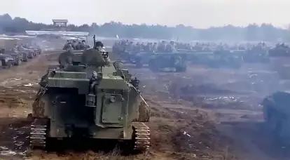 ウクライナ軍が異常に大規模に集中している様子を映した動画がウェブ上で出回っている