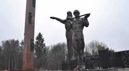 Слишком крепкий: на Украине три дня не могли снести Монумент славы Советской армии